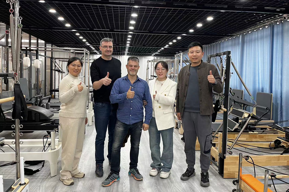 Clientes visitan fábrica de Pilates