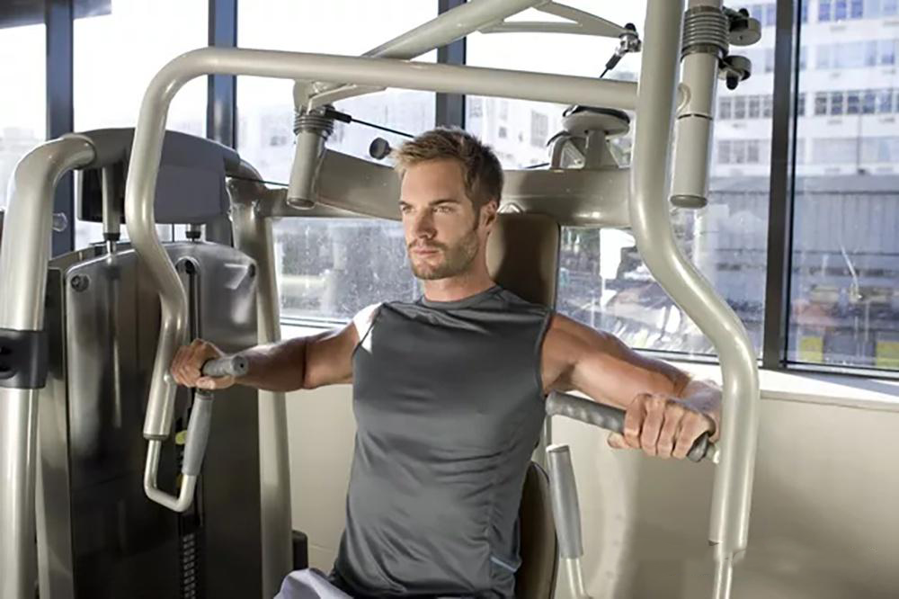 Ejercita el equipo de fitness esencial para los músculos del pecho: entrenador de empuje de pecho sentado