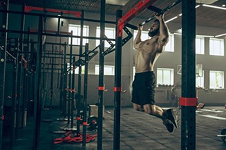 ¿Qué equipo de fitness debe incluirse en un gimnasio completo?