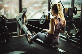 Máquina de remo: active los músculos de su cuerpo completo