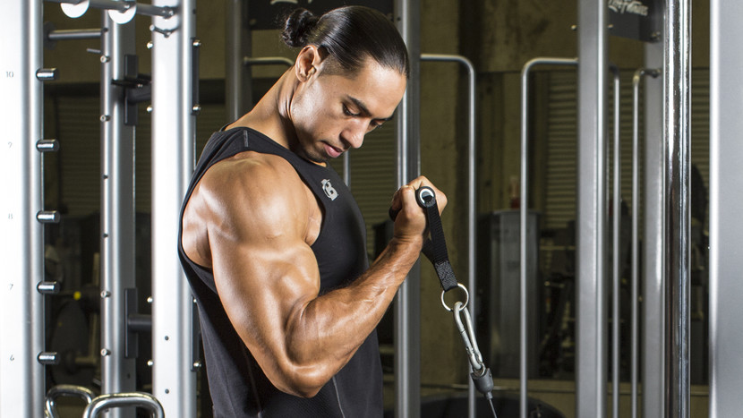 Cómo usar una máquina de rizos de bíceps para un entrenamiento de brazo efectivo
