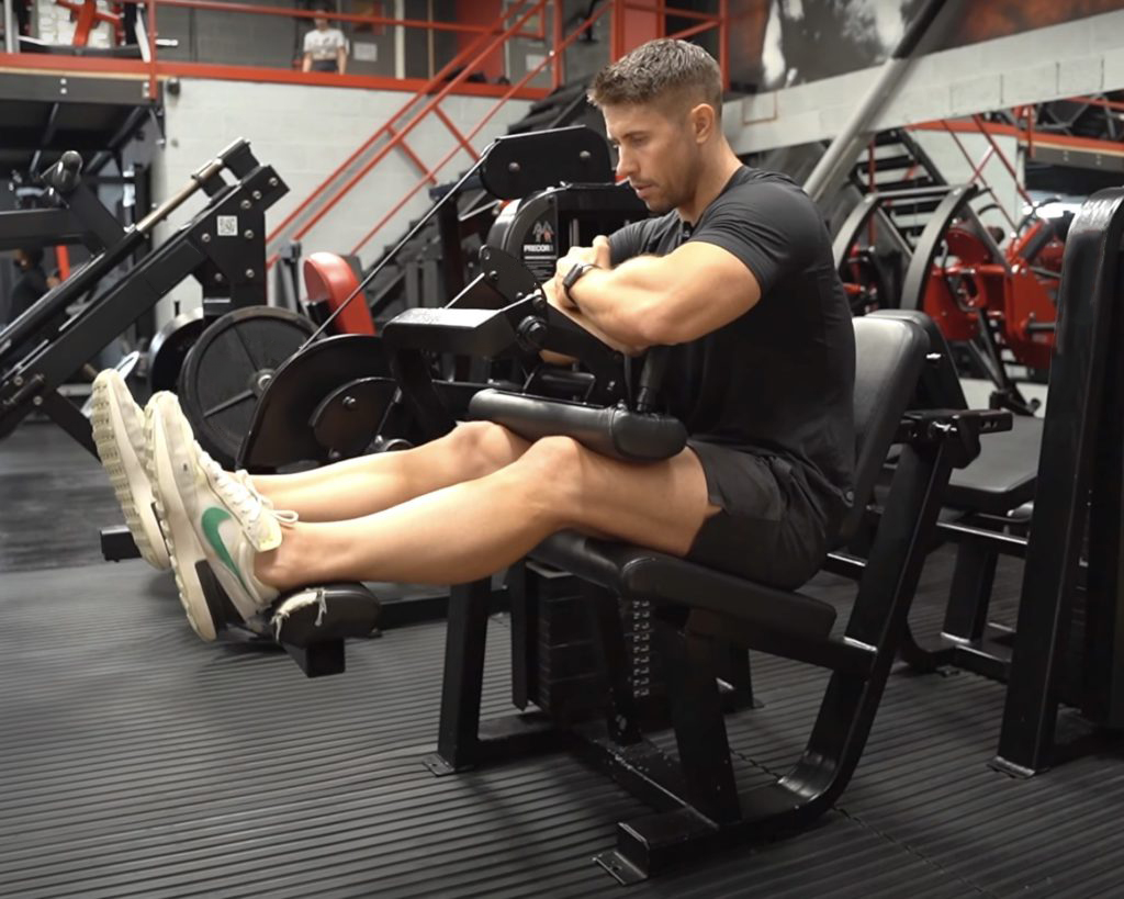 Cómo utilizar la máquina de curl de piernas sentado