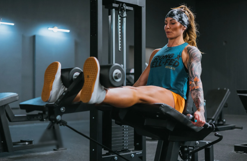 ¿Cómo entrenar con una máquina de extensión y curl de piernas?