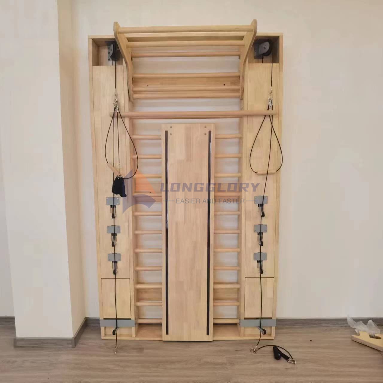 Escalera sueca con estante montado en la pared